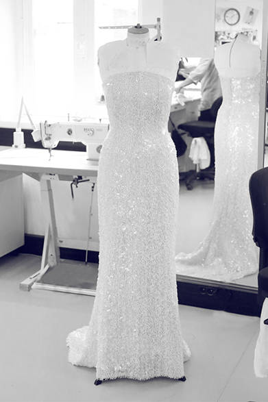 パリのアトリエで制作されたドレスに、シークインの刺繍をほどこしている。<br /><br />©CHANEL