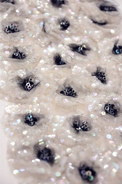 アイボリー、ベージュ、黒のオーガンザとチュールのリュネヴィル刺繍で花を表現。<br /><br />©CHANEL