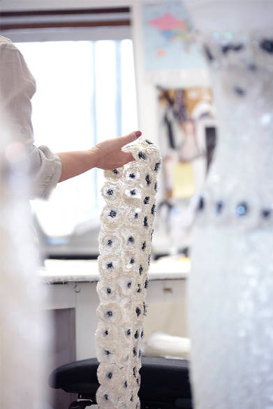 出来上がった刺繍を、新調にドレスへ縫い付けていく。<br /><br />©CHANEL