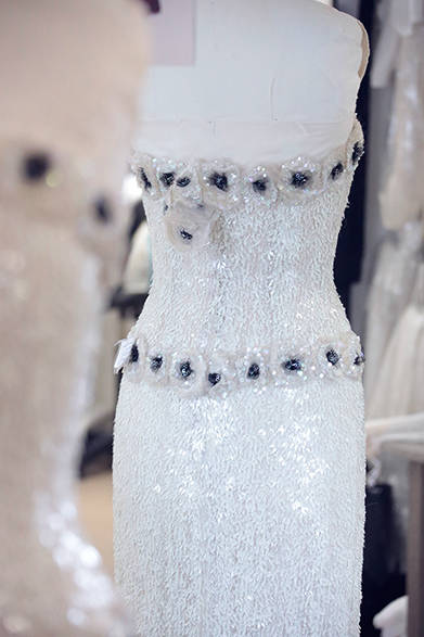 リュネヴィル刺繍の花はデコルテとウエスト、裾にあしらわれた。<br /><br />©CHANEL