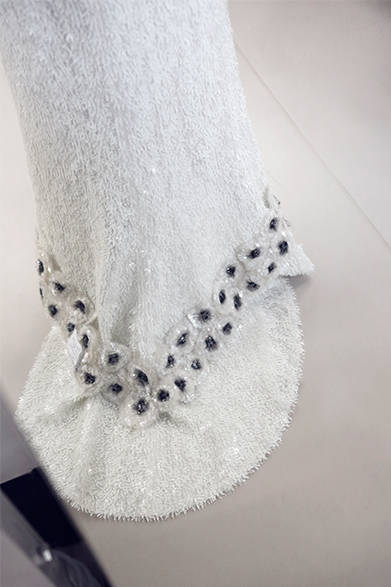 優美なトレーンにも花々が。<br /><br />©CHANEL