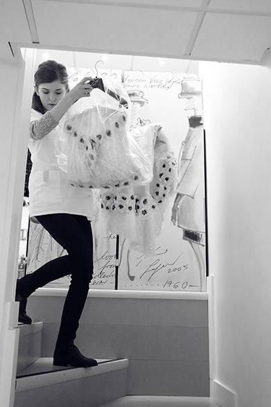 パリからロサンゼルスへ送られるドレス。この後、最終的なフィッティングと仕上げがおこなわれる。<br /><br />©CHANEL