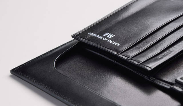 長財布の枠に沿ってスライドさせることで二つ折り財布の出し入れが可能