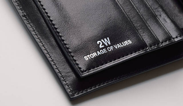 長財布は7枚のカード入れと、お札や領収書が入る大きめのポケットが3つ