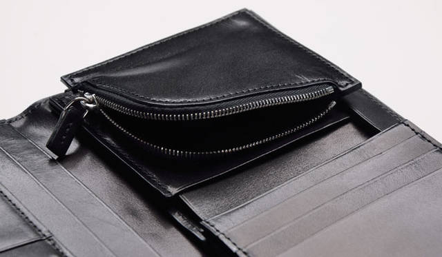 二つ折り財布には、3枚のカード入れとジップ式の小銭入れ。カード入れと小銭入れの裏にもカードの収納が可能