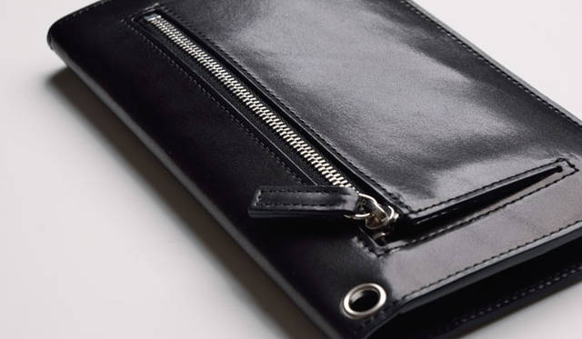 二つ折り財布には、3枚のカード入れとジップ式の小銭入れ。カード入れと小銭入れの裏にもカードの収納が可能