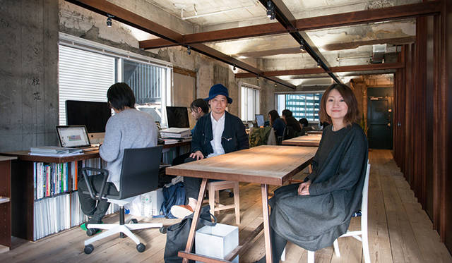 東京新事務所にて、谷尻 誠氏（中央）と吉田 愛さん（右）