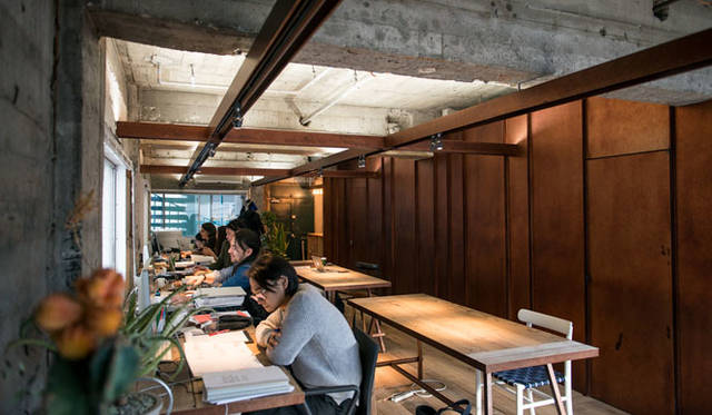 打ちっ放しの壁と、クロスしているH形鋼が目を引く室内