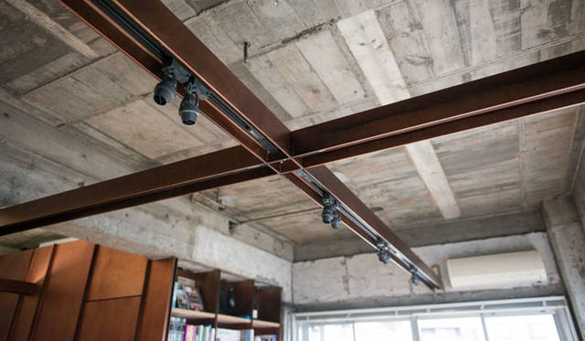 H形鋼には可動式のスポット照明が取り付けられている
