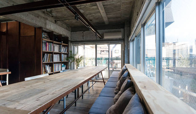 採光に恵まれたミーティングテーブル