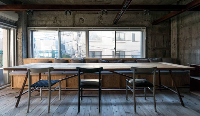 事務所の床、テーブルと、デスクの天板、書庫の棚板は、広島の杉足場板専門店「WOODPRO」で購入した杉の足場板の古材を使っている