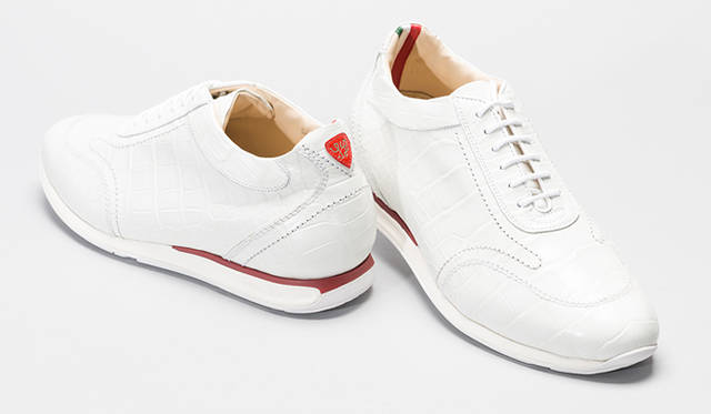 <strong>Silvano Lattanzi｜シルヴァノ ラッタンジ</strong><br />バイオーダーでのみ靴を作っているシルヴァノ ラッタンジの伊勢丹別注スニーカー。まさに “どこにもない” 白のクロコダイルのアッパーで、イタリアンカラーの配色も秀逸。あらたに採用したインソールは厚めでクッション性の良さも楽しみたい。45万3600円