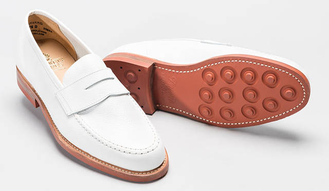 <strong>Crockett ＆ Jones｜クロケット＆ジョーンズ</strong><br />ヴァンプが短めで、正統なアメリカントラッドを感じさせるフォルムが人気のコインローファー「ハーヴァード」が白のスコッチグレインレザーで登場。この伊勢丹別注は “Dウィズ” で、見た目にもエレガント。白レザーに、アイビー調のレンガソールは、アクティブな春夏に最適。7万7760円