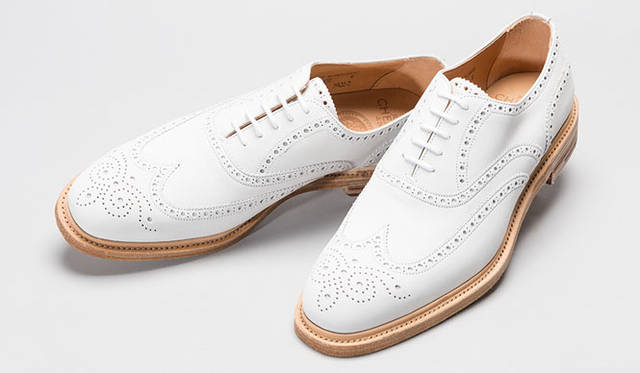 <strong>CHEANEY｜チーニー</strong><br />ウイングチップにホワイトヌバックの組み合わせは、日本未入荷モデル。ホワイトヌバックにナチュラルウエルトはバランスが絶妙で、軽快な足もとを連想させてくれる。シアサッカーのスーツなどと合わせたい一足。6万3720円