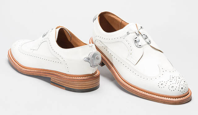 <strong>REGAL｜リーガル</strong><br />Boa® システムを搭載したハイブリッドシューズ「Boa System Wing-Tip」にホワイトが登場。ホワイトレザーとナチュラルウエルトの相性が良く、つま先の飾りには隠れリフレクターがあるなど遊び心も満点。<br />3月11日（水）より、伊勢丹新宿店メンズ館地下1階＝紳士靴売場「シューズラボ」にて、Boa® システムを搭載した全ラインナップを、新作4色を含めて初披露。初めてのプロモーションは要チェックだ。5万9400円