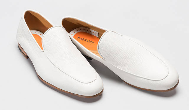 <strong>MAGNANNI｜マグナーニ</strong><br />戦後、スペインのアルマンサで創業し代々丁寧な靴作りを継承しているマグナーニ。ソフトな牛革を使用したスリッポンは、履き口の周りのカッティングがエレガントで、素足で履いても足をキレイに演出する。6万480円（2015年4月下旬入荷予定）