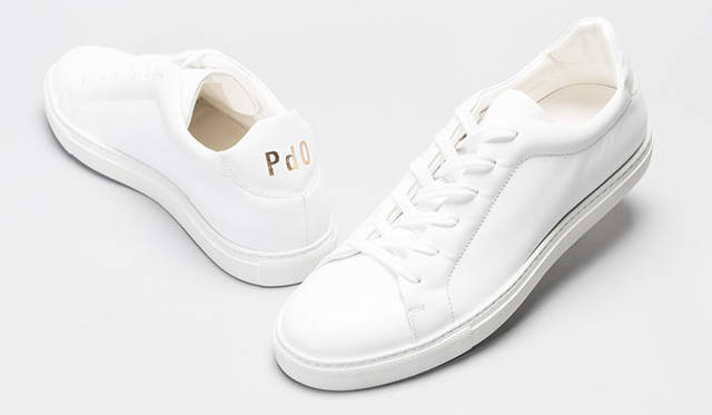 <strong>Pantofola d'Oro｜パントフォラドーロ</strong><br />ホワイトレザーで高級感あるコートシューズを作り上げたのはパントフォラドーロ。選び抜かれた素材使いと熟練の職人によるハンドメイドの作りには定評がある。ヒールにブランド名の3文字が光る。4万3200円