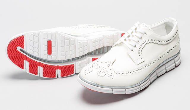 <strong>HIROSHI TSUBOUCHI｜ヒロシツボウチ</strong><br />トラディショナルなウイングチップとスニーカーソールのハイブリットな組み合わせで人気の高いヒロシツボウチ。この伊勢丹別注は、アッパーの表面に加工ほどこした牛革を使用。スニーカーにはない上品さをアピールする。<br />3月4日（水）から10日（火）まで、伊勢丹新宿店メンズ館地下1階＝紳士靴売場「シューズラボ」で、ヒロシツボウチのパターンオーダー会を開催。スニーカーソールを使ったモデルをオーダーできる。2万7000円