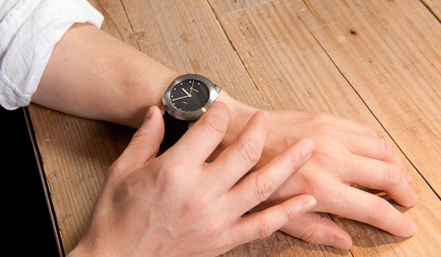 金属にもかかわらず、触れてみると、暖かみのあるデザインだと谷尻氏は感じたようだ