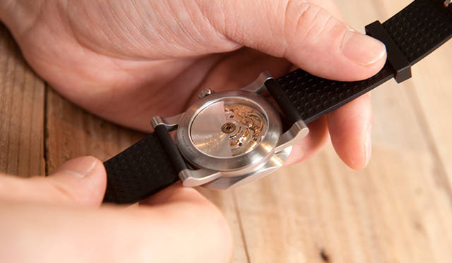 裏側は内部の構造が見られるシースルーバックになっている