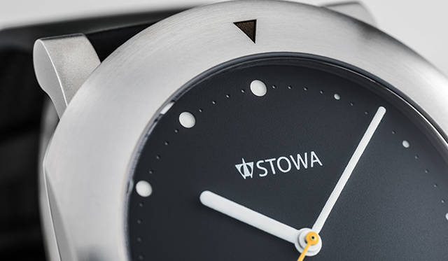 1時から12時に向かって少しずつ大きくなり、時間の経過を表現するインデックスはダイヤルのドット部分をレーザーで抜いている