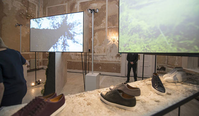 会場内のスクリーンには、パウラ・ジェルバーゼがコーンウォールからロンドンまでを旅した際に撮影したムービーが映し出されていた