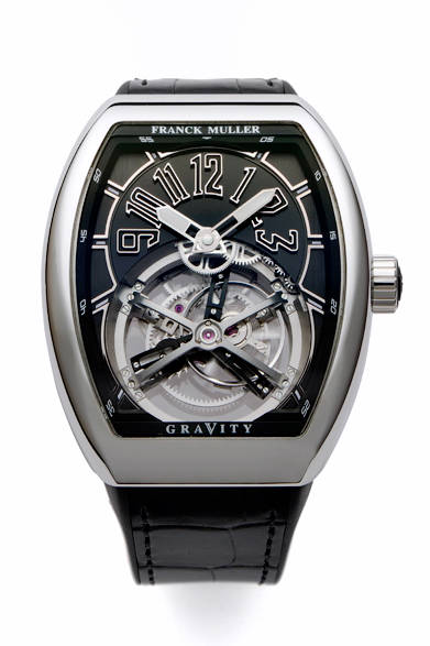 “グラビティ”とヴァンガードを融合<br>文字盤の開口部から見える脱進機が、浮かび上がるような「グラビティ」トゥールビヨンを搭載。<br><br><strong>ヴァンガード グラビティ</strong><br>ケース｜18KOG<br>サイズ｜縦53.7×横44mm<br>厚さ｜15.1mm<br>ムーブメント｜手巻き<br>機能｜オフセットトゥールビヨン<br>ストラップ｜クロコダイル＋ラバー<br>防水性｜日常生活防水<br>発売時期｜未定<br>価格｜未定<br><br>フランク ミュラー ウォッチランド東京<br>Tel.03-3549-1949<br>http://www.franckmuller-japan.com/<br>