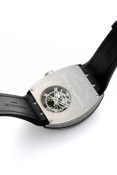 “グラビティ”とヴァンガードを融合<br>文字盤の開口部から見える脱進機が、浮かび上がるような「グラビティ」トゥールビヨンを搭載。<br><br><strong>ヴァンガード グラビティ</strong><br>ケース｜18KOG<br>サイズ｜縦53.7×横44mm<br>厚さ｜15.1mm<br>ムーブメント｜手巻き<br>機能｜オフセットトゥールビヨン<br>ストラップ｜クロコダイル＋ラバー<br>防水性｜日常生活防水<br>発売時期｜未定<br>価格｜未定<br><br>フランク ミュラー ウォッチランド東京<br>Tel.03-3549-1949<br>http://www.franckmuller-japan.com/<br>