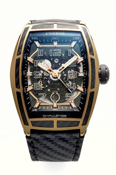 ベゼルなどにスリットを設け、カーボンファイバーを充填する緻密なケース技術が圧巻のモデル。<br /><br /><strong>チャレンジ ジェットライナー カーボン</strong><br />ケース｜18KPG＋カーボンファイバー<br />サイズ｜縦53.7×横41mm<br />厚さ｜13.35mm<br />ムーブメント｜自動巻き（Cal.CVS350）<br />機能｜日付表示<br />ストラップ｜カーボン<br />防水性｜100ｍ<br />発売時期｜2015年夏予定<br />予価｜120万円（税抜）<br /><br />フランク ミュラー ウォッチランド東京<br />Tel.03-3549-1949<br />http://www.franckmuller-japan.com/<br />