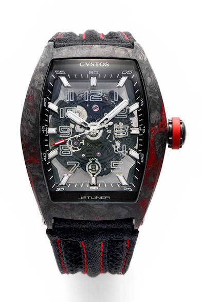 先端のカーボンファイバー素材であるフォージドカーボンを採用した、ラグジュアリースポーツモデル。<br /><br /><strong>チャレンジ ジェットライナー フォージドカーボン</strong><br />ケース｜フォージドカーボン<br />サイズ｜縦53.7×横41mm<br />ムーブメント｜自動巻き（Cal.CVS350）<br />機能｜日付表示<br />ストラップ｜インターレース ポリエステル ファイバー×アルカンターラ<br />防水性｜100ｍ<br />発売時期｜未定<br />税抜予価｜未定<br /><br />フランク ミュラー ウォッチランド東京<br />Tel.03-3549-1949<br />http://www.franckmuller-japan.com/<br />