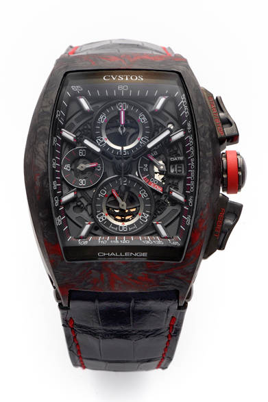 カラーガラスを混合してアクセントを持たせたフォージドカーボンケースにクロノグラフを搭載する。<br /><br /><strong>チャレンジ クロノ フォージドカーボン</strong><br />ケース｜フォージドカーボン<br />サイズ｜縦53.7×横41mm<br />ムーブメント｜自動巻き（Cal.CVS577）<br />機能｜クロノグラフ（12時間積算計、30分積算計）、パワーリザーブ表示、日付表示<br />ストラップ｜クロコダイル<br />防水性｜100ｍ<br />発売時期｜未定<br />税抜予価｜未定<br /><br />フランク ミュラー ウォッチランド東京<br />Tel.03-3549-1949<br />http://www.franckmuller-japan.com/<br />