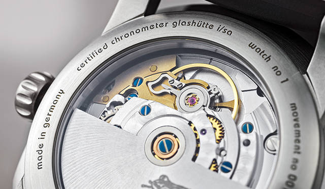 裏側は、シースルーケースバックで内部の機構を楽しむことができる