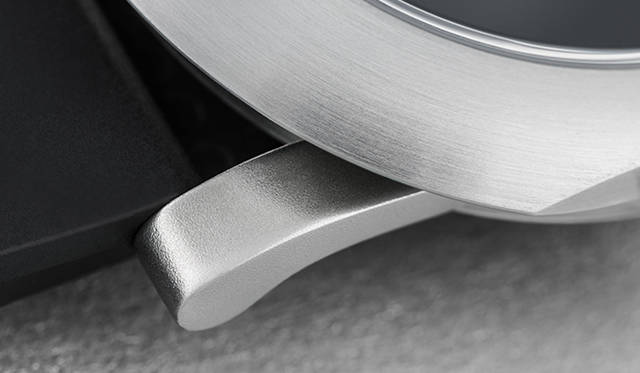 ラグの部分まで細かな仕上げが施されている