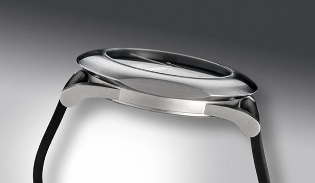 9時位置から見たサイドビュー。これまでにないケースデザインだ