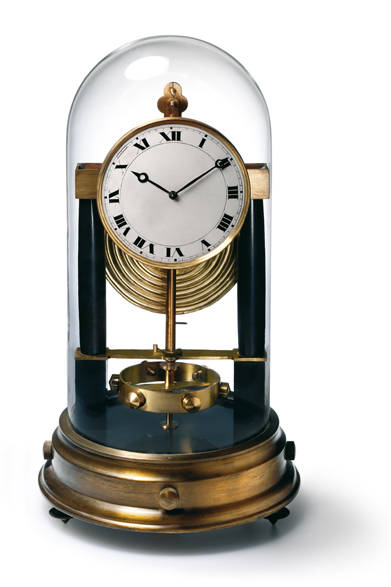 1928年にジャン・レオン・ルターが発明し、その後ジャガー・ルクルトが開発・製造したアトモス。この時計は温度のわずかな変化をエネルギーに変え、永久に動き続けるという同社を代表するコレクションのひとつ