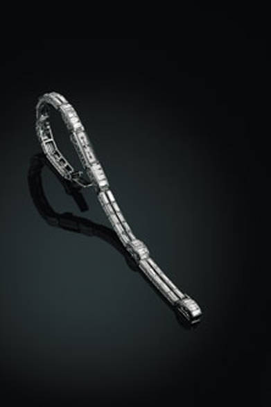 重量はわずか1グラム、74個の部品で構成されるキャリバー101。一貫生産されたものとしては、その記録は今のところまだ破られておらず、現在も世界最小ムーブメントとして君臨する