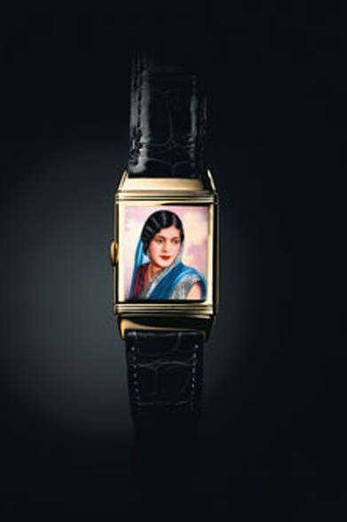 1931年の誕生以来、レベルソの裏ダイヤルには、エングレービングやエナメル画をほどこした特別注文の時計が作られてきた。マハラニであろう美しいインドの女性が描かれている