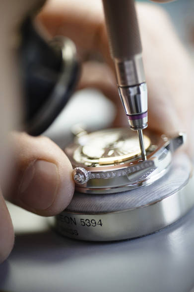 ケース｜18KWG<br />直径｜39mm<br />厚さ｜8.68mm<br />ムーブメント｜自動巻き、Cal.942<br />パワーリザーブ｜40時間<br />ストラップ｜アリゲーターストラップ<br />機能｜時、分、ミニッツリピーター<br />価格（税抜）｜2,850万円<br />発売予定｜8月