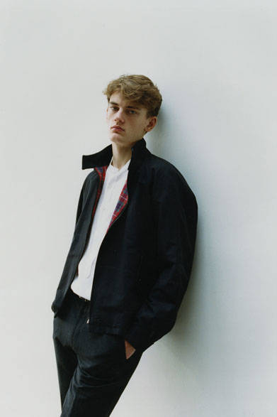 ブルゾン7万2360円、シャツ3万240円、トラウザーズ3万240円、ベルト3万7800円（すべてマーガレット・ハウエル）