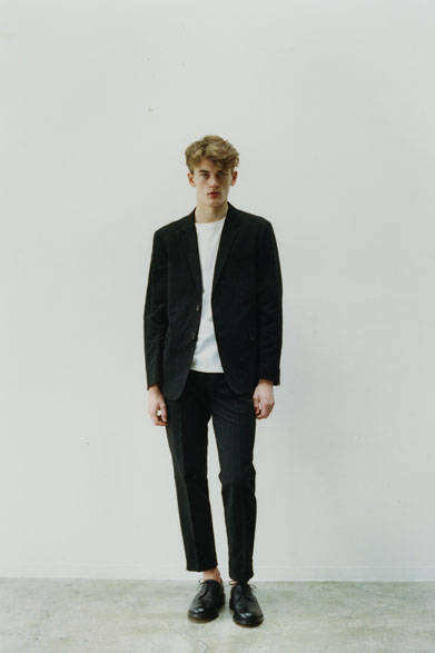 ジャケット7万4520円、Tシャツ1万5120円、トラウザーズ4万2120円、シューズ8万9640円（すべてマーガレット・ハウエル）