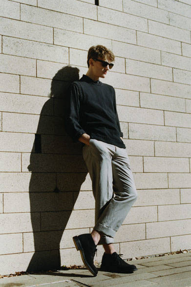 ベスト4万1040円、シャツ3万1320円、トラウザーズ3万240円、サングラス7万3440円（店舗限定）、シューズ8万5320円（すべてマーガレット・ハウエル）