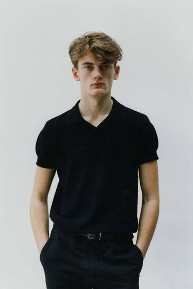 ポロシャツ3万5640円、トラウザーズ4万2120円、ベルト3万7800円（すべてマーガレット・ハウエル）