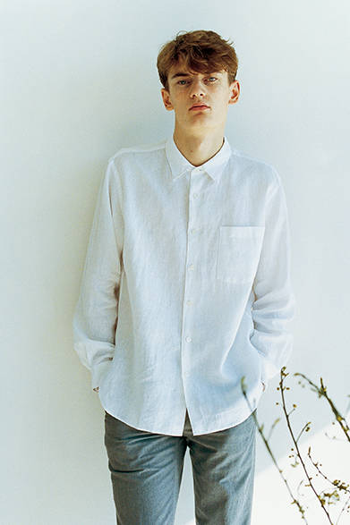 シャツ3万1320円、トラウザーズ3万1320円 (ともにマーガレット・ハウエル)