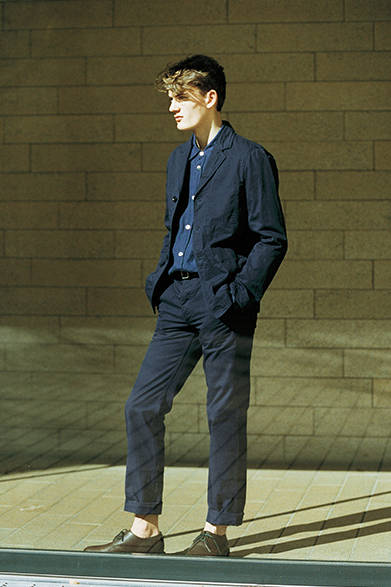 ジャケット4万3200円、トラウザーズ2万5920円 、シューズ5万1840円(すべてMHL.)、シャツ3万2400円(マーガレット・ハウエル)