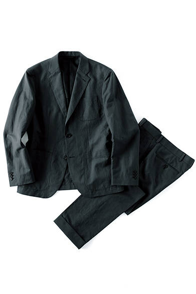 ジャケット5万2920円、トラウザーズ3万240円(ともにマーガレット・ハウエル)