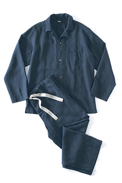 パジャマシャツ2万7000円、パジャマトラウザーズ2万5920円(ともにマーガレット・ハウエル)