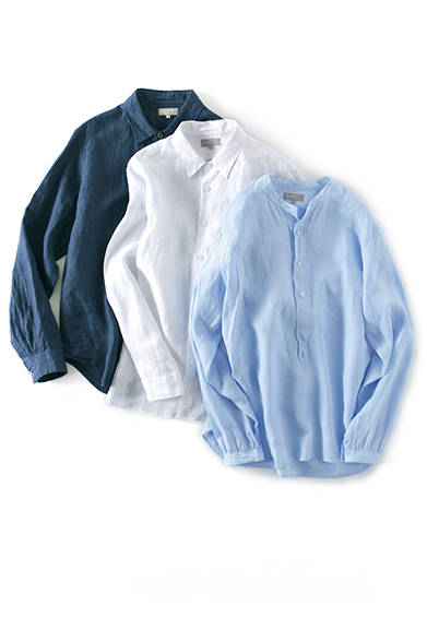 インディゴシャツ3万2400円、レギュラーカラーシャツ(ホワイト)3万1320円、カラーレスシャツ(ブルー)3万240円(すべてマーガレット・ハウエル)