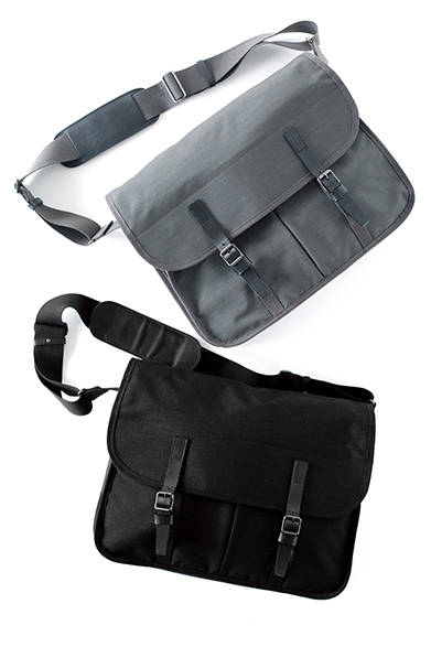 バッグ各3万8880円(ともにマーガレット・ハウエル)