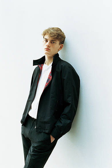 ブルゾン7万2360円、シャツ3万240円、トラウザーズ3万240円、ベルト3万7800円（すべてマーガレット・ハウエル）