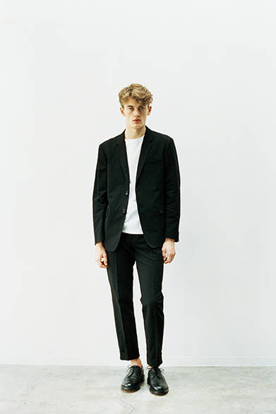 ジャケット7万4520円、Tシャツ1万5120円、トラウザーズ4万2120円、シューズ8万9640円（すべてマーガレット・ハウエル）